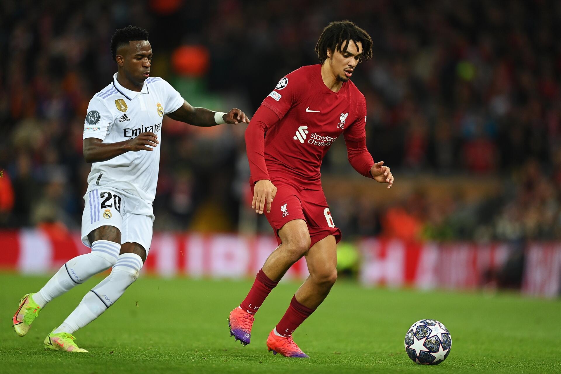 LIVERPOOL, ENGLAND - FEBRUARY 21: Trent Alexander-Arnold of Liverpool runs with the ball whilst under pressure from Vinicius Junior of Real Madrid during the UEFA Champions League round of 16 leg one match between Liverpool FC and Real Madrid at Anfield on February 21, 2023 in Liverpool, England. (Photo by Michael Regan/Getty Images)