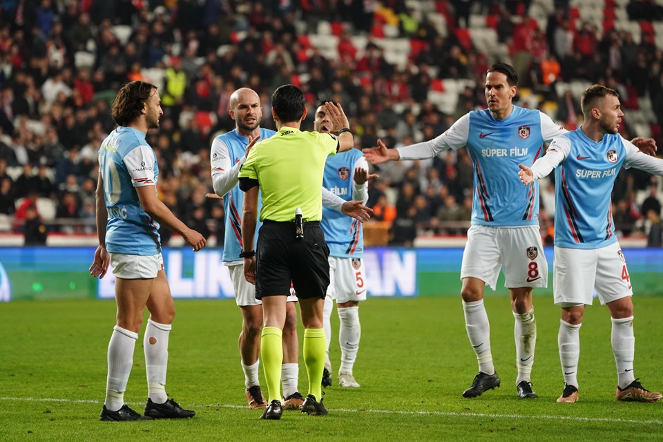 Ligden çekilme kararı alan Gaziantep FK'da 10 futbolcu gönderildi - 1