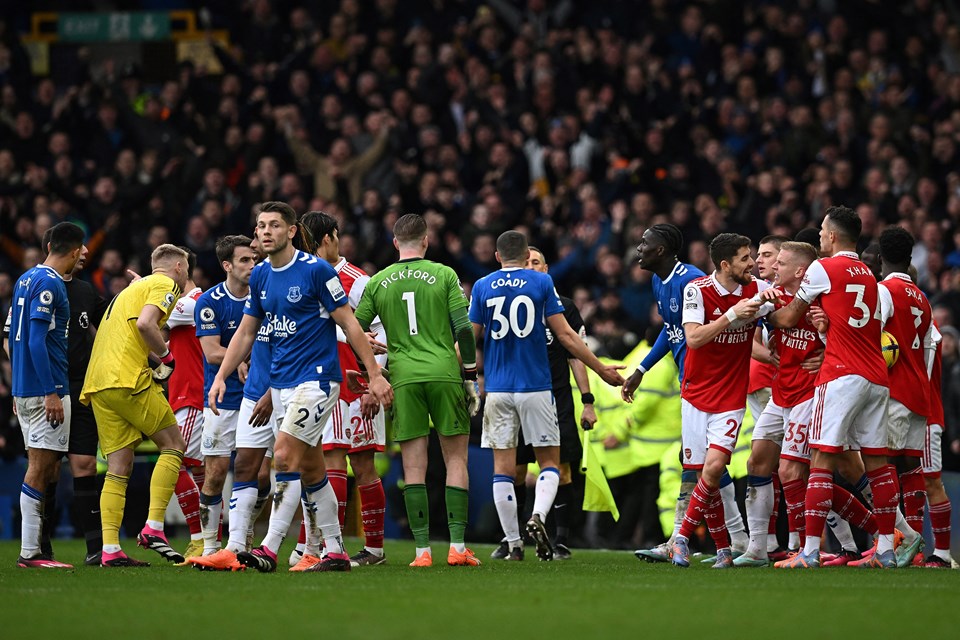 Liverpool ve Everton'ın derbi formaları depremzedeler için satılacak - 1