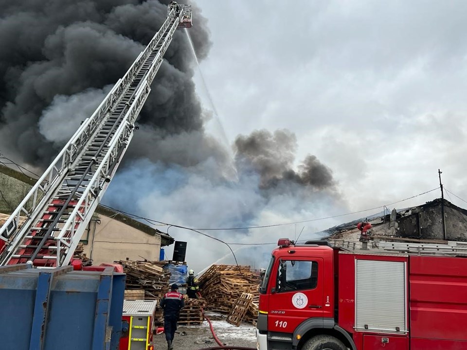 Kocaeli'de boya fabrikasında yangın - 1