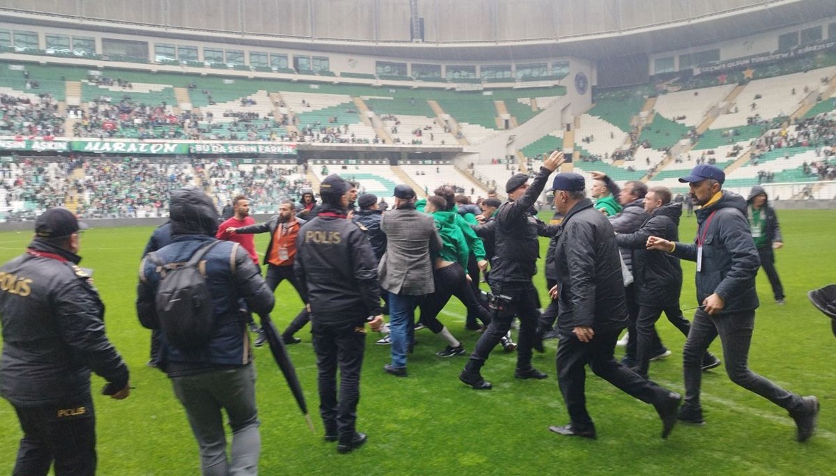 Bursaspor-Amedspor maçı öncesi futbolcular birbirine girdi