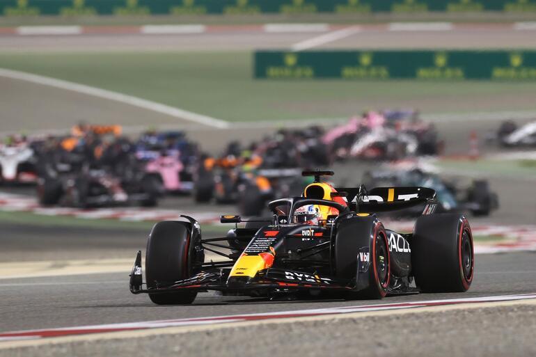 Formula 1de sezonun ilk yarışında zafer Max Verstappenin