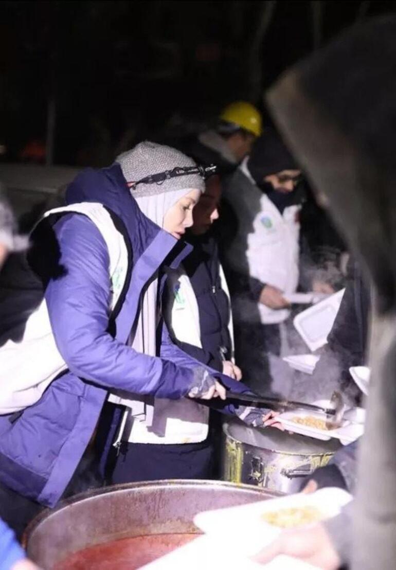 Gamze Özçelik deprem bölgesinde elleriyle çadır kurdu