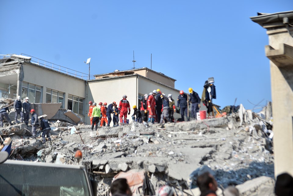 Hatay'da yıkılan hastanenin sorumluları hakkında yakalama kararı - 1