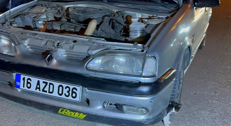 Polis uygulamasında durdurulan otomobilin motoruna giren kedi kurtarıldı