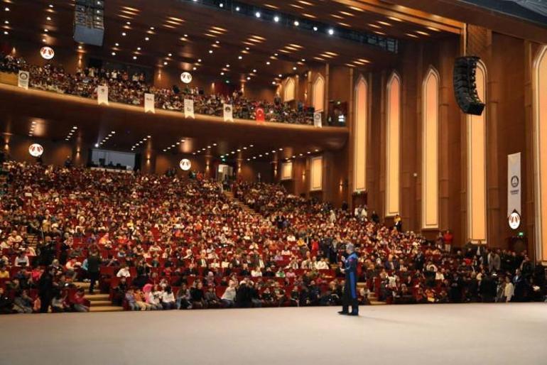 Alper Gezeravcı, gençlerle bir araya geldi: Diğer 9 hedefi de tamamlamak üzere ilerlemeler devam ediyor